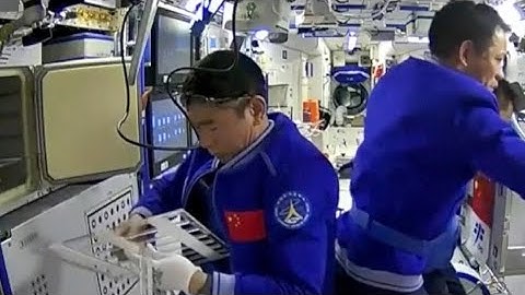 SpaceLog: Footage shows Chinese astronaut installing cooler for medical samples