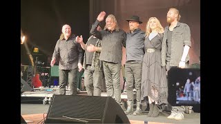 Download Lagu Robert Plant encore Gallows Pole with Whole Lotta Love and Black Dog; Saving Grace on Nov. 23, 2025 MP3