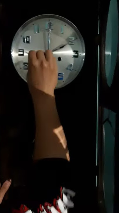 Cara menyalakan jam kuno.jam bandul/jam kuno diputar  kalo keadan sudah mau berhenti