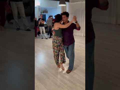 Primera clase de #milonga 1/2 by Sebastian Achaval y Cecilia Berra, pisar en 1 y 3 o 1,2,3