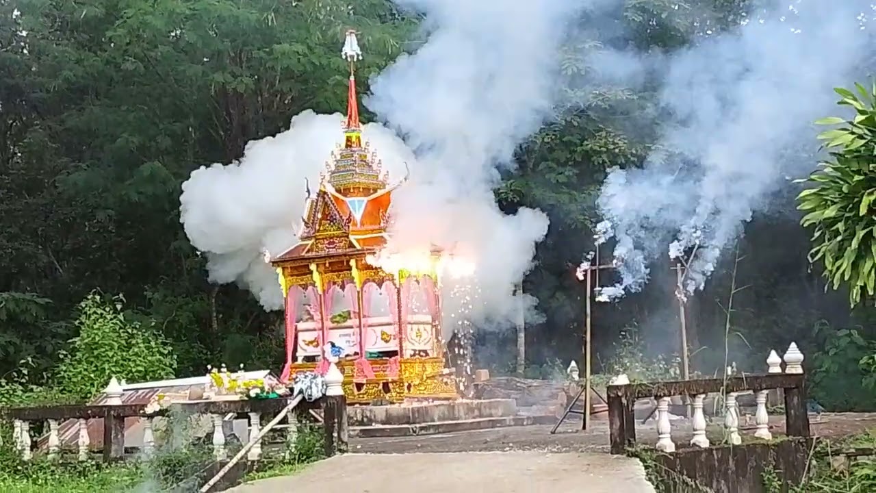 พิธีเผาศพบนเชิงตะกอน