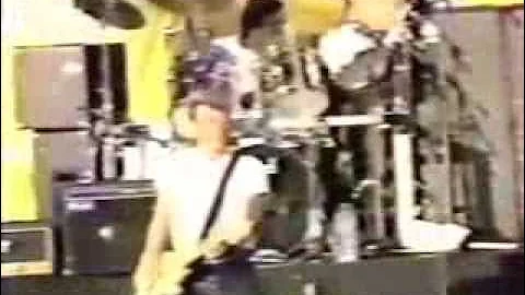 Johnny Hallyday Mon p'tit loup ( l'Huma 15 Septembre 1985 )