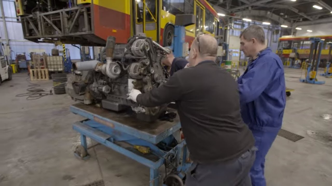 Tak wygląda montaż silnika w miejskim autobusie! #Mechanicy