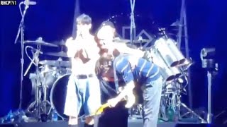 John Frusciante, Flea & Anthony Kiedis - Cute Moment! (Seville, Spain) (June 04, 2022)