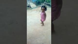 Menina De 1 Ano Dançando O Bonde Das Maravilhas