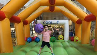 BRINCANDO NO PARQUINHO INFANTIL com Bolas Gigantes e piscina de bolinhas