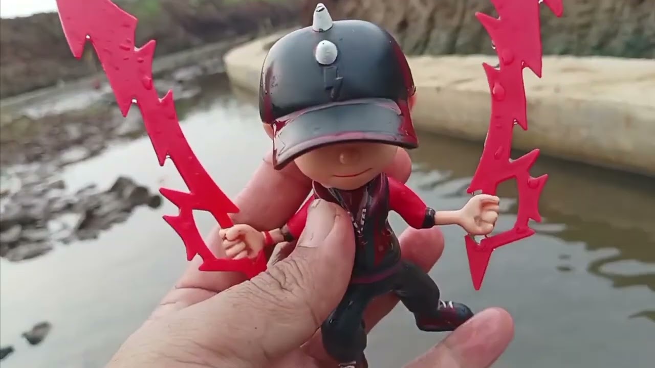 Menemukan mainan boboiboy di sungai yang airnya bening