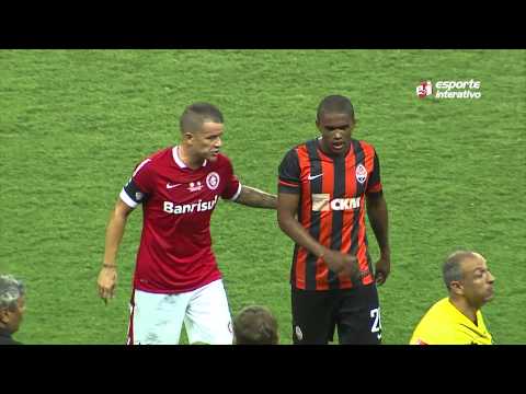 D'Alessandro se irrita com gracinha de Douglas Costa e os dois se estranham