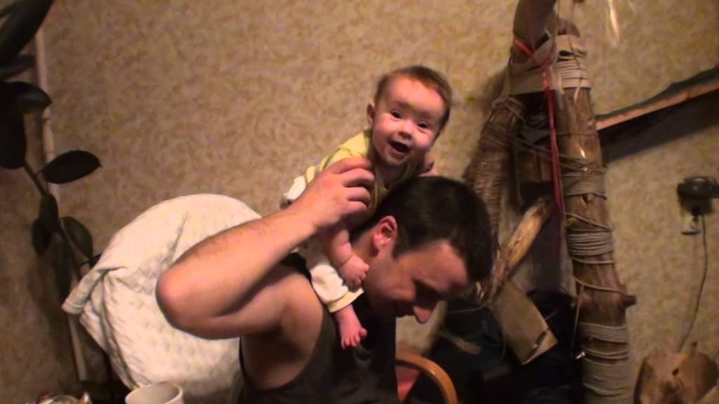 Травка пузико щекочет..