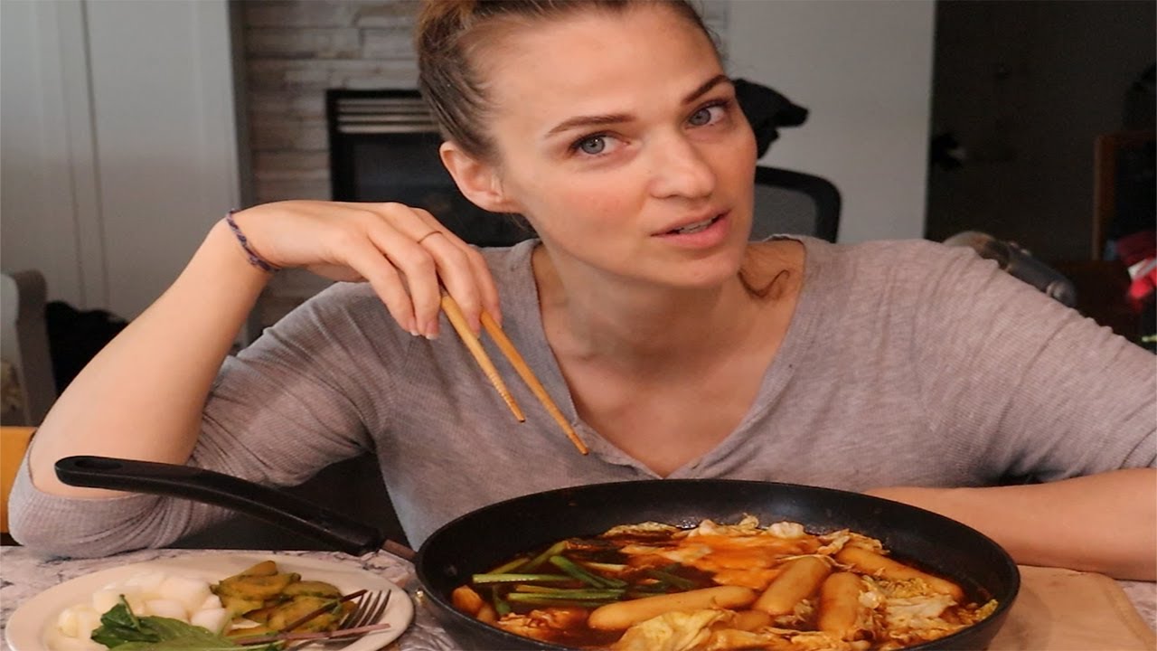 IT'S BEEN A WHILE! CHEESY KOREAN RICE CAKES (TTEOKBOKKI) & PICKLED VEGGIES!