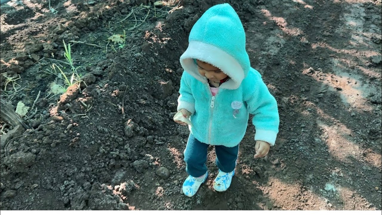 मी आणि सिया गेले बागेत चक्कर मारायला 😍आणि सिया चिखलात फसली 😂