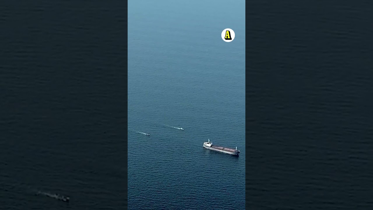 Bordar statslösa fartyget i operation ”Svart Kaffe”