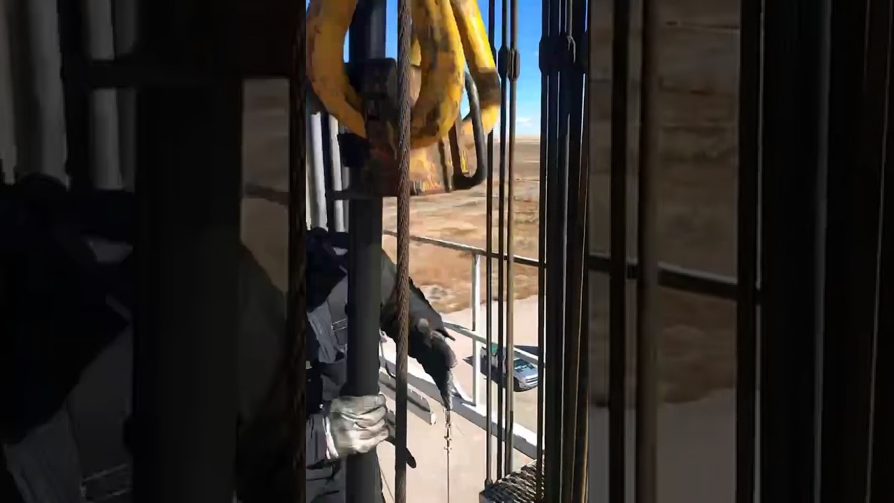 Derrickhand latching pipe one handed fast as hell