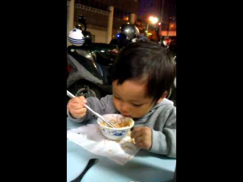 兩歲一的budi 會拿筷子了