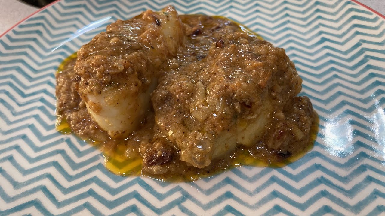 Bacallà amb panses i pinyons