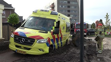 [4K] Ambulance komt vast te zitten in de modder tijdens spoedrit in Lelystad brandweer met spoed