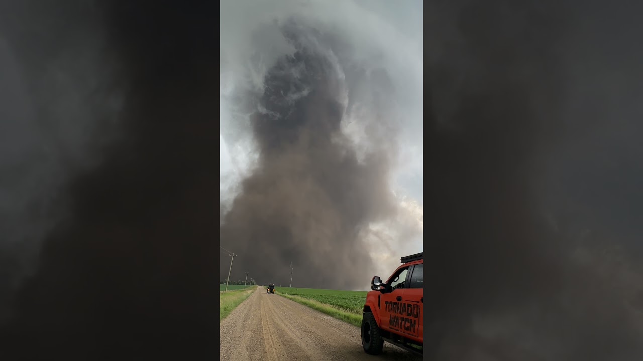 Would you stand your ground or run? 🌪️😬 Didsbury, AB, EF4 Wedge Tornado - Winds over 275kmh 170mph!!