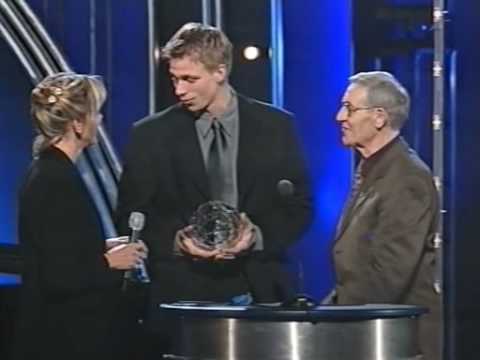 Fotbollsgalan i SVT den 16 november 1998 pÃ¥ Cirkus i Stockholm. AIKs Mattias Asper tar emot priset fÃ¶r Ã¥rets mÃ¥lvakt av Rio-Kalle Svensson.