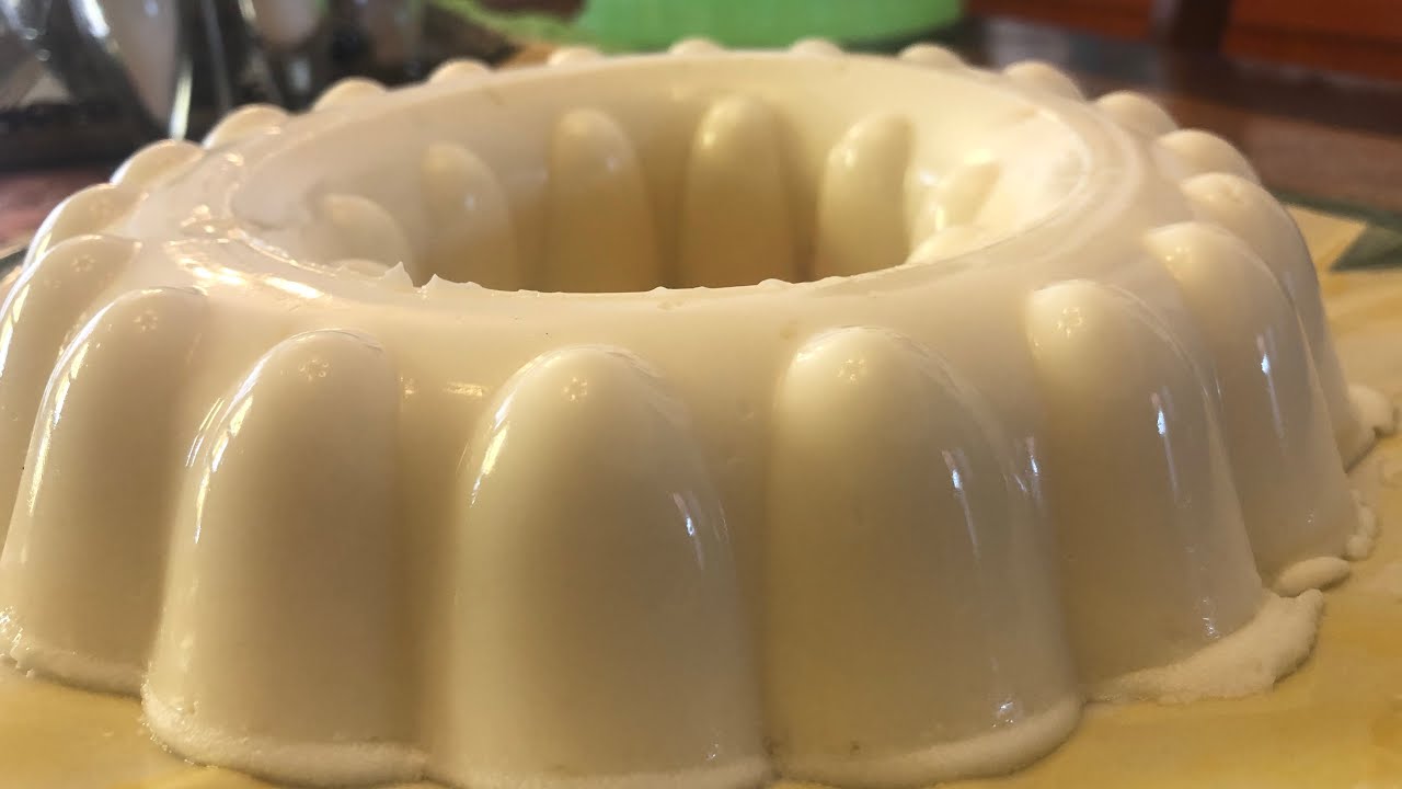 Rica gelatina de piña y queso crema