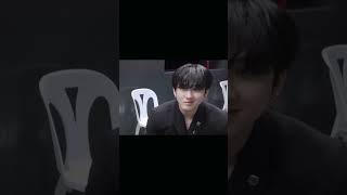 Changbin using New Jeans to flirt with Hyunjin #hyunlix #hyunbin #newjeans #skz