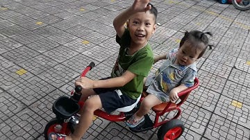 bé Bo đèo bé bún đi xe đạp