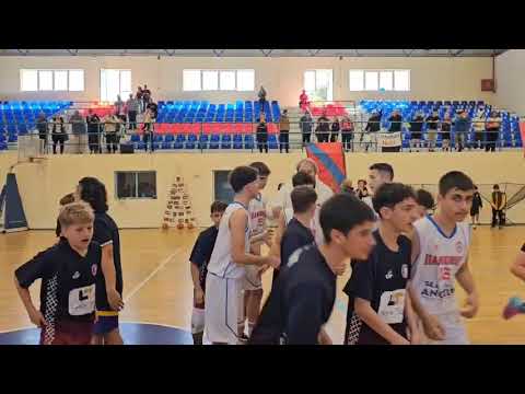 Οι πανηγυρισμοί των παμπαίδων του Πανιωνίου μετά το 62-47 επί του Φοίβου