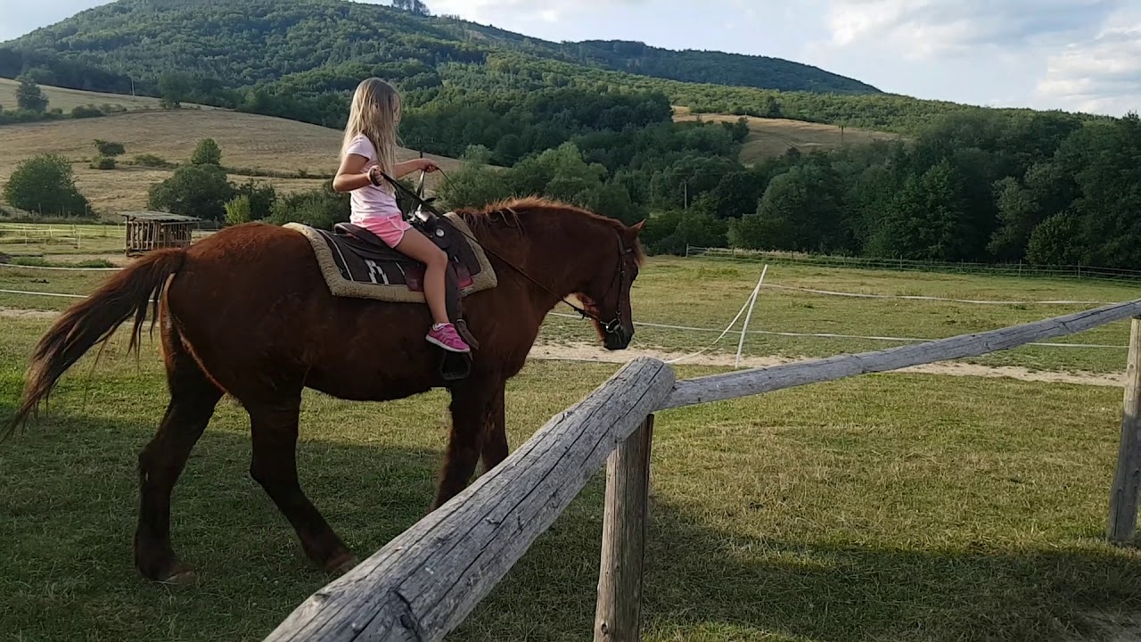Dominička prvý raz sama jazdí na koni :)