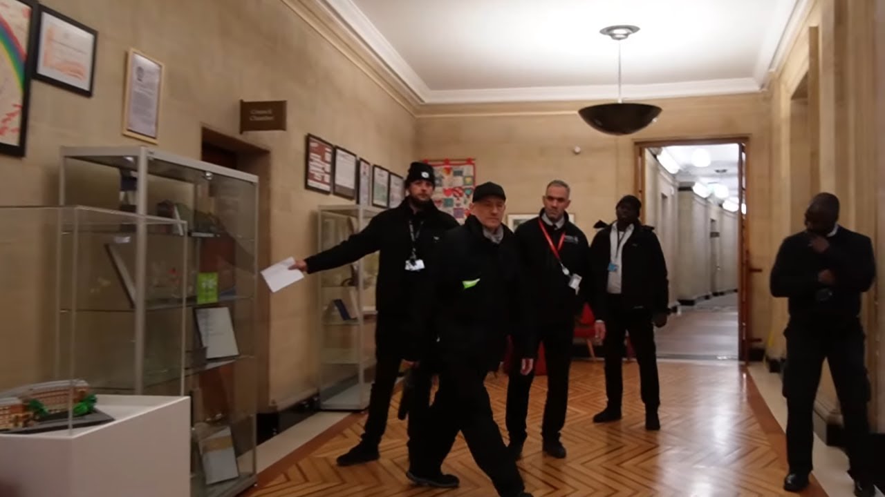 Запертый в демократии: мой опыт в мэрии Бристоля (ДОБАВЛЕННЫЕ КАДРАМИ)