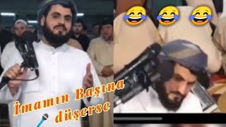 İmam namaz öncesi kameracılara kızdı. Secdedeyken de  başına mikrofon düştü 😄 (Muhammed El Kurdi)