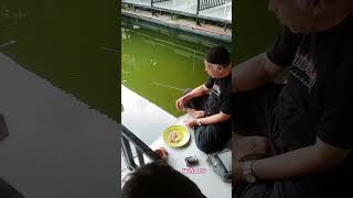 Memancing sambil ngopi, setelah makan bersama keluarga