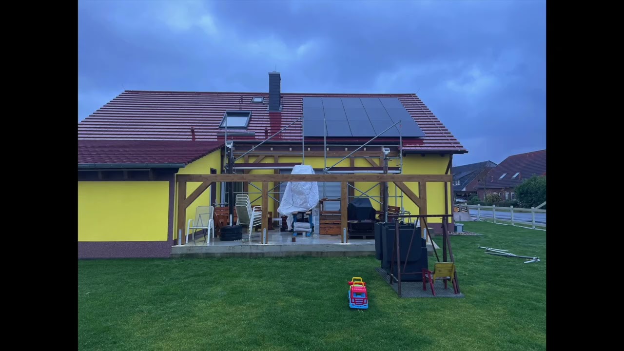 Massive Terrassenüberdachung DIY: Betonfundament, Holzgestell, Ziegeldach und Glasscheiben im Aufbau