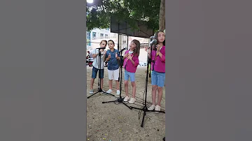 إنت كل الدني يا ماما الطفلة مليكة 