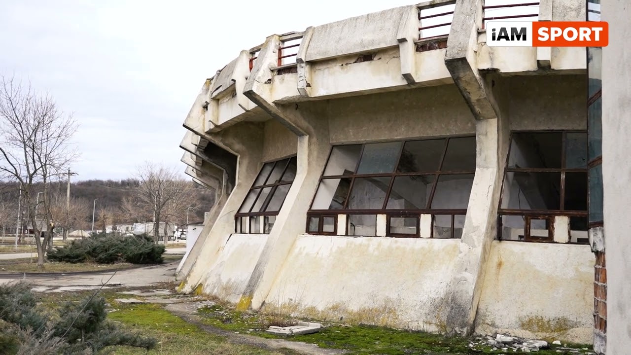 Stadionul lui Nicolae Ceaușescu de la Scornicești a devenit depozit de lemne și de murături