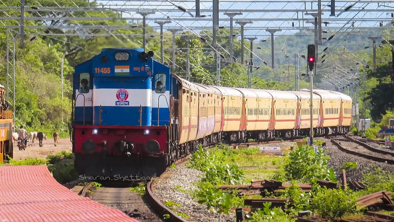 Morning Train Arrivals At Karwar ft. 02432 Rajdhani Exp, 01133 Mangaluru Exp, 06338 Okha Exp.