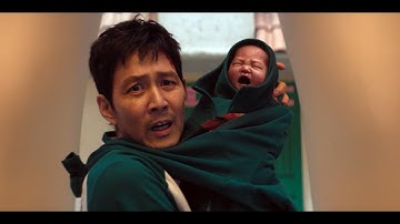 Thumbnail of Ки Хун проходит смертельную скакалку с ребенком на руках (Игра в кальмара | сезон 3 | 2025)