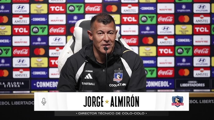 Jorge Almirón durante la conferencia de prensa en el estadio Monumental, donde expresó su confianza en revertir el presente de Colo Colo.