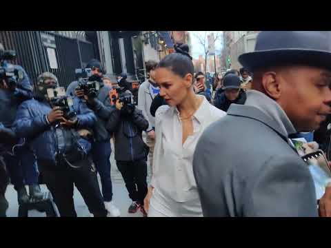 Video: Katie Holmes zablistala je na reviji Donna Karan