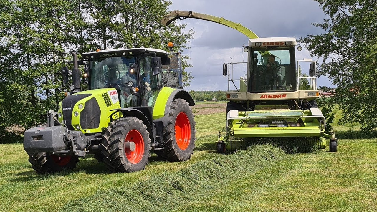 Zielona trawa zbierana zielonymi maszynami marki CLAAS – dwa Claasy w duecie z Jaguarem
