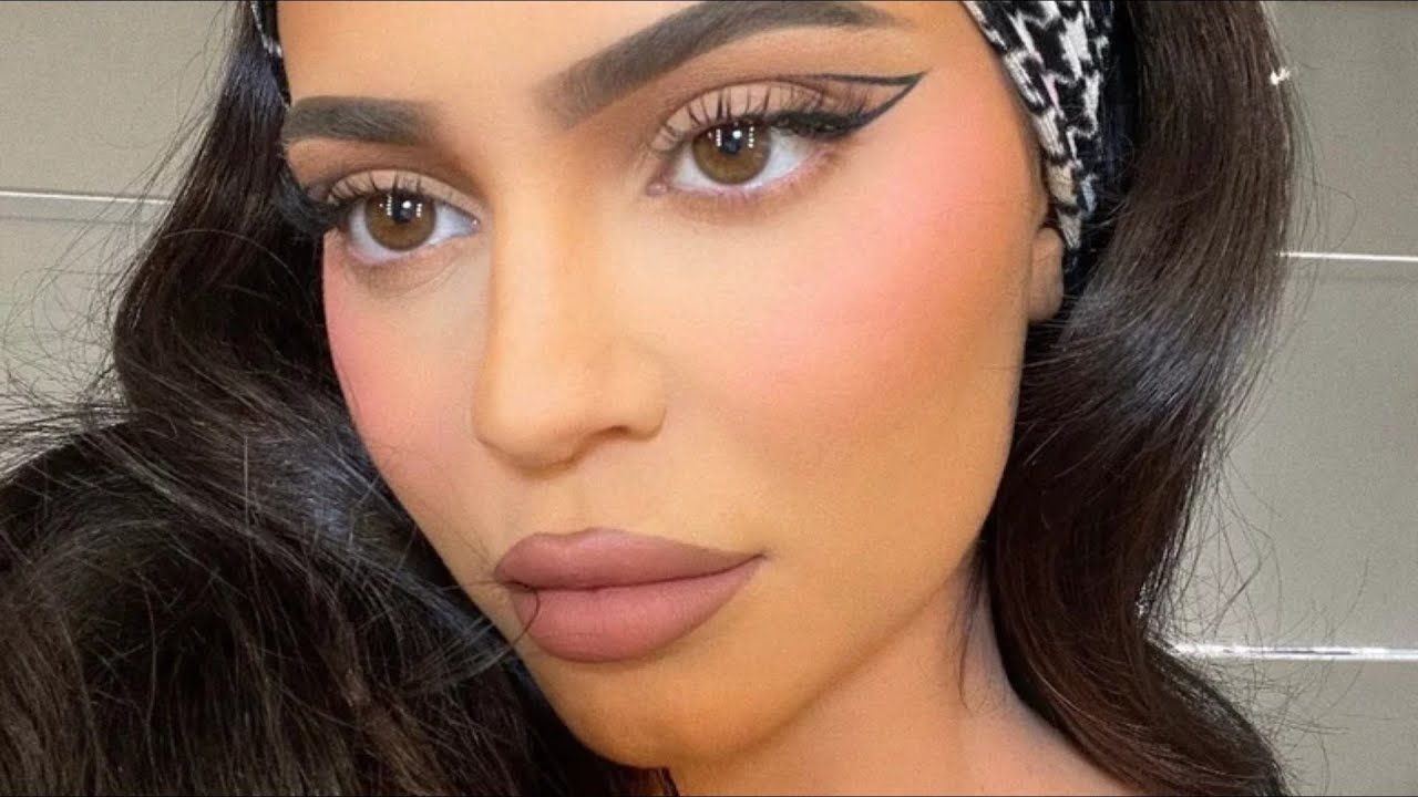 Here's What Kylie Jenner Looks Like In Real Life Vs. Instagram