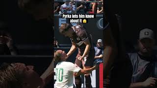 Įtampą verta švęsti... galbūt ne puolėjo veide! 😅