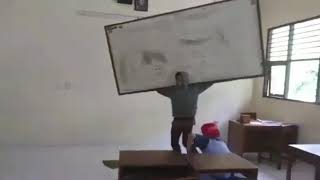 Aksi lucu anak sekolah. Reog ponorogo versi papan tulis