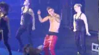 Video thumbnail of "WHOA! Justin Bieber Loses His Pants On Stage"
