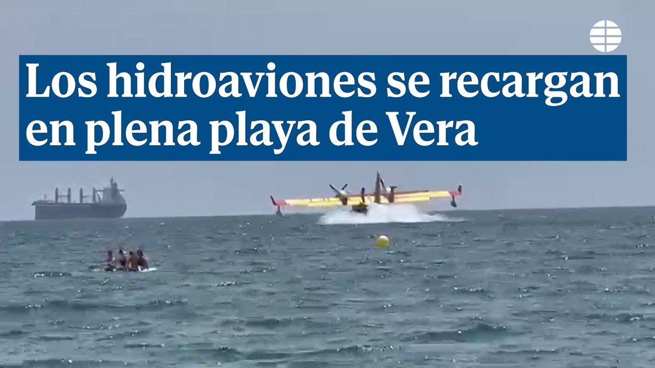 Los hidroaviones recargan agua en plena playa de Vera para combatir el fuego en Los Gallardos