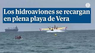 Los hidroaviones recargan agua en plena playa de Vera para combatir el fuego en Los Gallardos