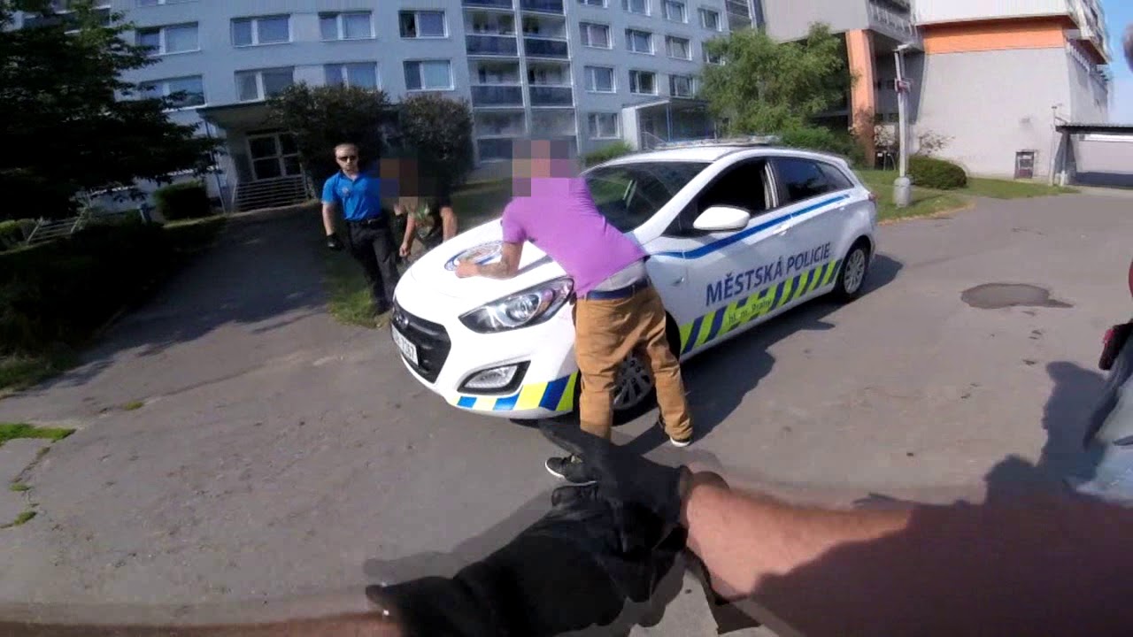 ZADRŽENÍ SKUPINKY, KTERÁ NAPADLA OCHRANKU PRODEJNY