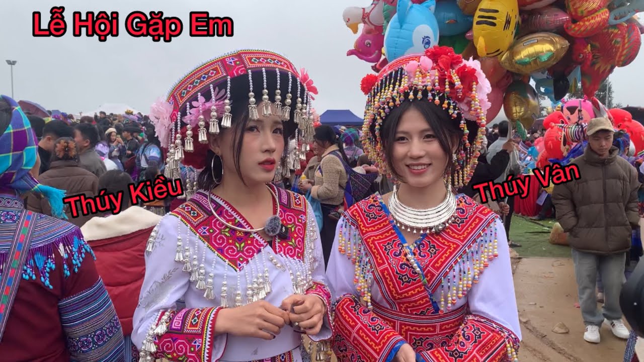 “￼Giữa lễ cúng thiêng liêng gặp em xinh đẹp như đóa hoa mùa hội”