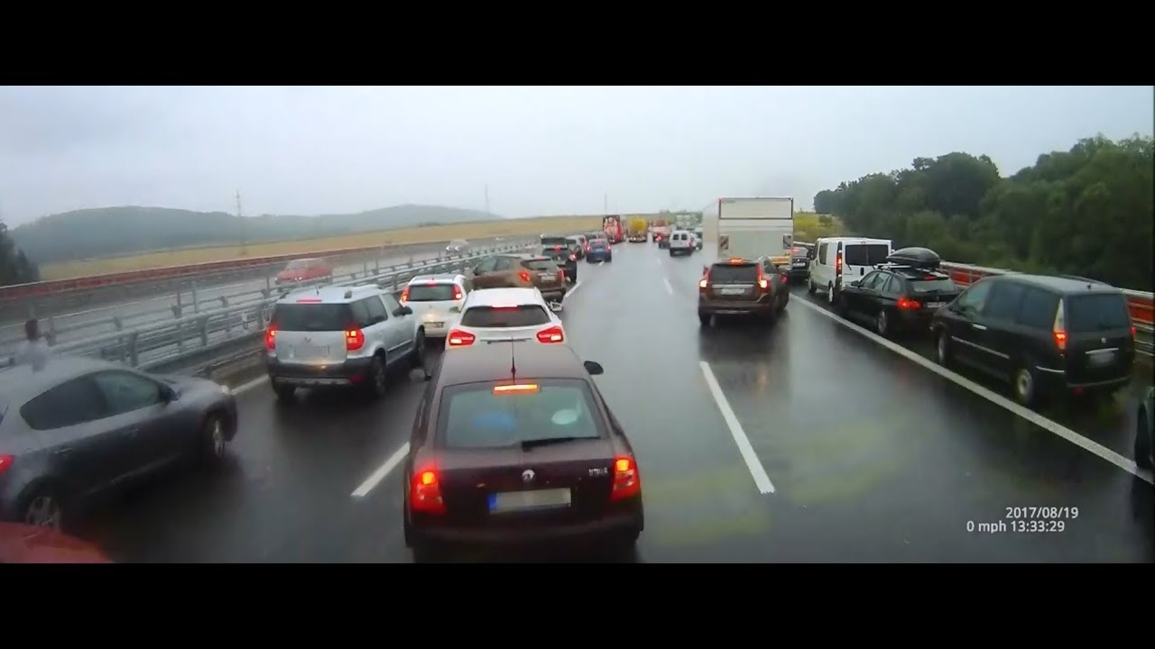 JSDH Hranice: Jízda hasičů zablokovanou dálnicí k požáru převrácené cisterny