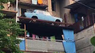 Автомобиль на балконе. Житель Тбилиси надежно припарковал "шестерку"