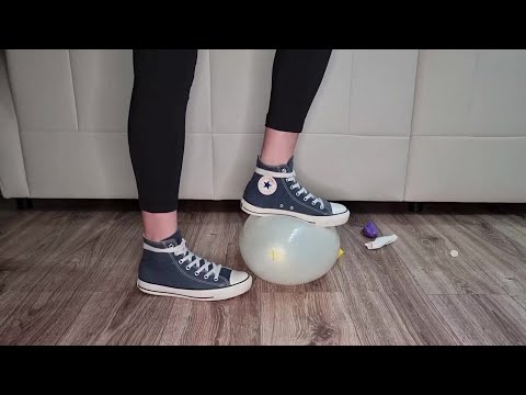 Crush ballons with my navy Converse All Star #SOFIAARMAZZI