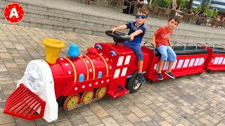 Les Enfants Jouent au Parc d'Attractions et Conduisent les Voitures